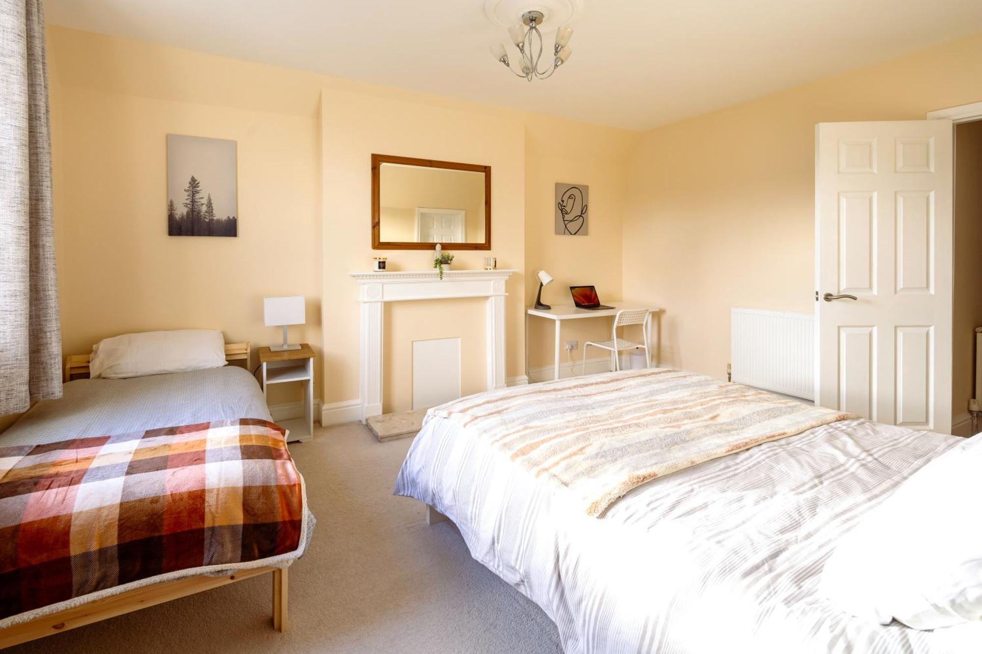 Guildford Station With Parking Apartment Exterior photo